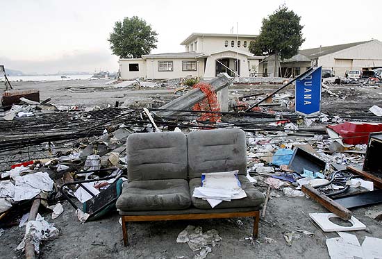 Foto de arquivo mostra o que restou do edifício da alfândega em Talca, no Chile, após tremor de 27 de fevereiro 