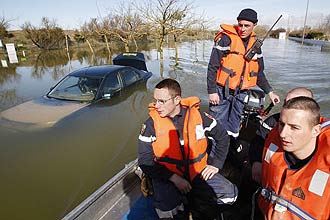 Equipes de resgate buscam pessoas isoladas por temporal na Frana; ao menos 53 morreram na passagem da tempestade Xynthia 