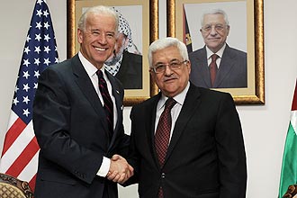 Vice dos EUA, Joe Biden (esq.), cumprimenta lder palestino, Mahmoud Abbas; para analista, Israel e ANP fazem jogo duplo