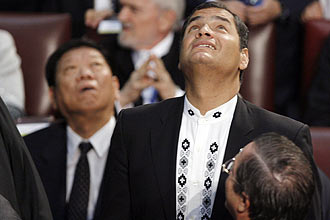 Presidente do Equador, Rafael Correa, olha assustado para teto aps forte rplica no Chile; ningum ficou ferido no tremor
