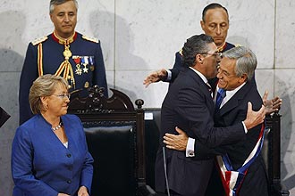 Lder eleito do Chile, Sebastian Piera, recebe faixa presidencial durante posse; cerimnia foi marcada por susto com rplicas