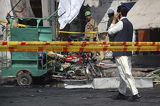 Agentes de segurana investigam local de duplo ataque suicida na cidade de Lahore (Paquisto); 45 mortos e 134 feridos 