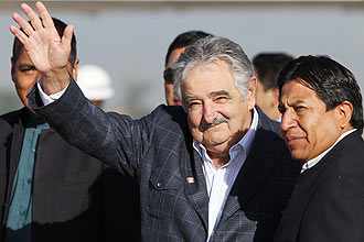 Presidente uruguaio, Jose Mujica, cumprimenta jornalistas; ele quer maior integrao com os vizinhos americanos 