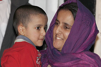 Menino britânico Sahil Saeed ao lado da mãe; ele foi feito refém durante 12 dias no Paquistão