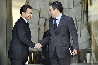 Presidente francs, Nicolas Sarkozy, e o primeiro-ministro Francois Fillon, se cumprimentam no Palcio Elysee, em Paris 