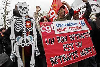 Funcionrios pblicos e privados fazem manifestaes em Marseille, na Frana, para tentar frear as reformas de Sarkozy