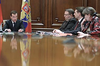Presidente russo, Dmitri Medvedev, faz reunio para debetr o sistema judicial do pas aps ataques ao metr de Moscou