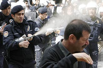 Polícia usa gás de pimenta para conter trabalhadores que protestavam contra reduções salariais em Ancara, na Turquia 