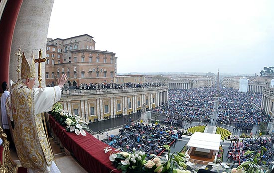 O papa Bento 16 abenoa multido em missa da Pscoa, onde pediu por "mudanas profundas" no mundo