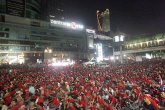 Dezenas de milhares se reuniram em centro comercial de Bancoc e pediram novas eleições, apesar das ameaças de prisão