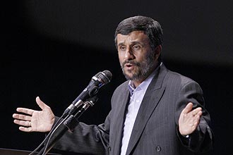 Presidente iraniano, Mahmoud Ahmadinejad, discurso no Dia Nacional da Tecnologia Nuclear e diz que vai manter plano nuclear