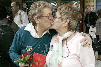 Norma Castillo (esq), e Ramona Arévalo, ambas de 67 anos, se beijam após realizar o 1º casamento entre mulheres na Argentina
