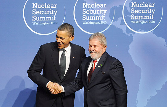 Obama cumprimenta Lula em Washington, durante cpula de segurana nuclear que rene lderes de 47 pases