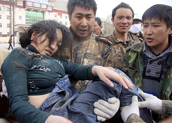 Mulher ferida é resgatada após série de terremotos que afetou a Província de Qinghai, na China