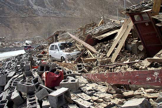 Carro fica debaixo dos escombros na Provncia de Qinghai, aps srie de tremores que atingiram a China