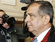 Ex-general francs Raymond Germanos chega  corte para julgamento por posse de imagens de contedo pedfilo; dez meses de priso 