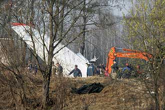 Guincho retira restos do avião Tupolev Tu-154 que caiu perto de  Smolensk (Rússia), matando o presidente polonês e outros 95 