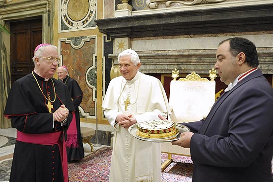 Papa Bento 16 ganha bolo de aniversário de presente na comemoração de seus 83 anos, nesta sexta-feira