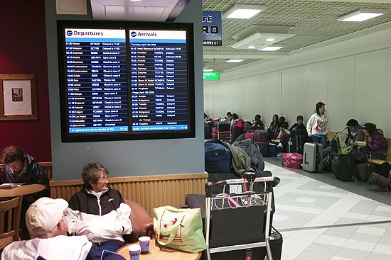 Passageiros esperam por informaes no aeroporto de Gatwick, em Londres; caos areo pode durar dias