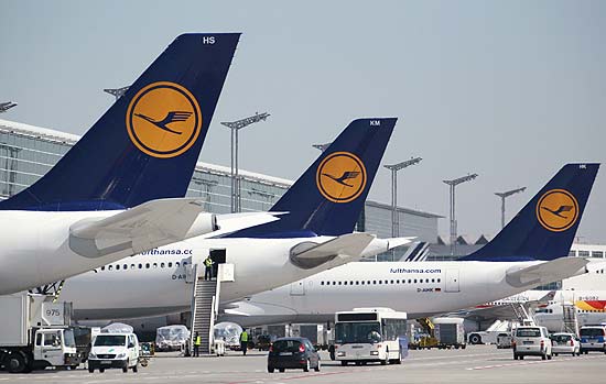 Aeronaves da companhia aérea Lufthansa estão parados no aeroporto internacional de Frankfurt