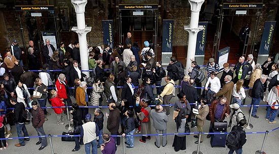 Passageiros fazem fila para pegar trem Eurostar em Londres; fumaça de vulcão se intensifica sobre o Reino Unido