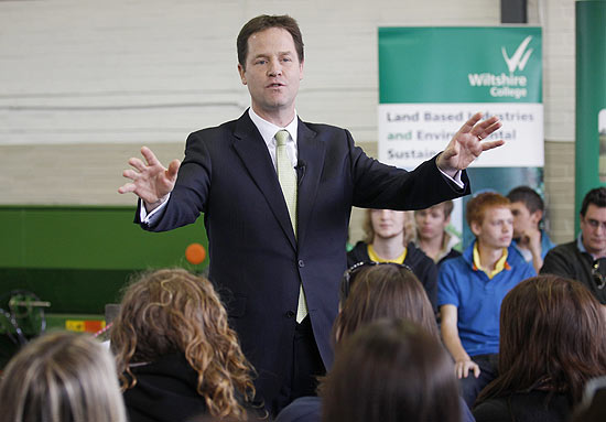 Líder do Partido Liberal Democrata britânico, Nick Clegg fala a estudantes da Universidade de Wiltshire