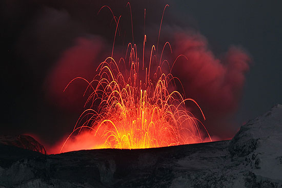 Lavas expelidas por vulcão na Islândia; quase 100% dos voos devem ser retomados hoje, diz agência