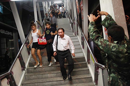Passageiros do metr de Bancoc correm aps exploses que deixaram ao menos um morto e 50 feridos