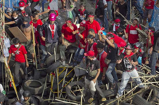 Camisas vermelhas montaram barricadas no centro comercial de Bancoc, que ocupam h quase seis semanas
