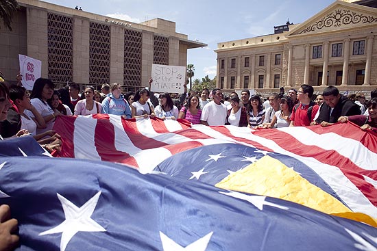 Manifestantes carregam a bandeira americana em protesto contra lei que criminaliza imigrao ilegal no Arizona