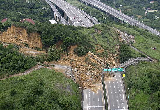 Deslizamento de terra cobre a estrada National Highway N 3, perto de Keelung, no norte de Taiwan