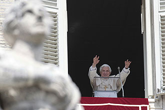 Papa Bento 16 cumprimenta fiis na Praa de So Pedro; ele pediu aos padres que protegam os fiis e ganhem sua confiana