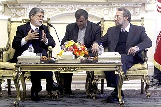 Ministro Celso Amorim (esq.) se reúne com o presidente do Parlamento iraniano, Ali Larijani (dir.) para discutir plano nuclear