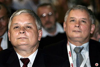 Jaroslaw Kaczynski (dir.) vai concorrer à Presidência vaga após a morte de seu irmão gêmeo Lech (esq.) em um acidente aéreo 