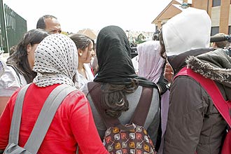 Meninas espanholas usam vu hijab para ir  escola; Ir quer corrigir o "mau uso" da vestimenta em seu pas desde a creche