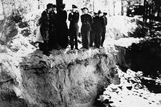 Dois oficiais alemes (esq.) e tropas aliadas observam cova rasa onde foram enterradas as vtimas do massacre de Katyn 