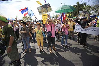 Manifestantes pr-governo protestam por reao mais dura contra "anarquistas" da oposio, os camisas vermelhas, na Tailndia 