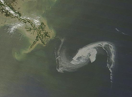 Foto de satélite mostra como a mancha de petróleo se aproxima da costa do Estado da Louisiana, nos EUA