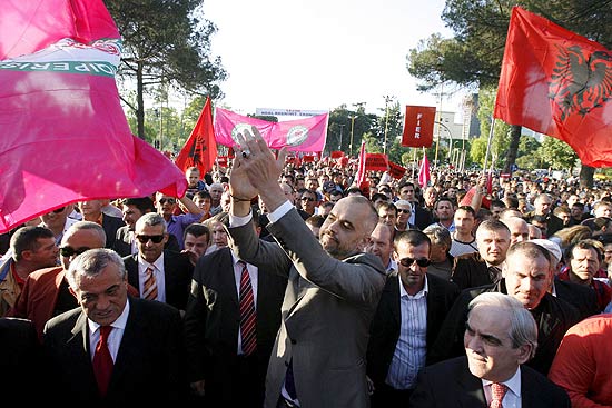Lder do Partido Socialista da Albnia, Edi Rama, aplaude manifestantes em frente ao prdio do governo