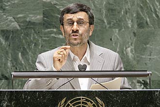 Para Ahmadinejad, sanes "devem ir direto para a lata do lixo, como um leno usado"