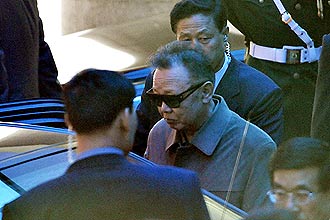Ditador norte-coreano Kim Jong-il, com os tradicionais óculos escuros, está em visita oficial não anunciada à China, maior aliada 