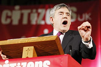 O lder trabalhista e atual premi, Gordon Brown, busca uma chance de continuar no n10 da Downing Street e no comando do pas
