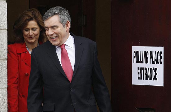 Atual premiê Gordon Brown e sua mulher Sarah deixam colégio eleitoral da Escócia, após votarem