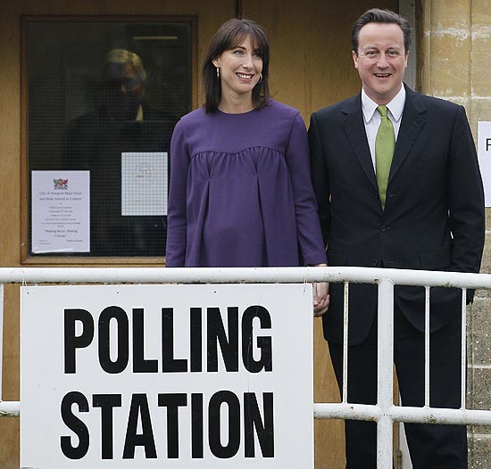 Conservador David Cameron, favorito para novo premi, deixa o local de votao em Witney, na Inglaterra