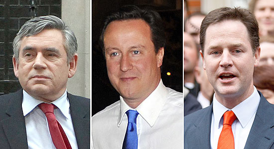 Premi britnico Gordon Brown (esq.), foi derrotado pelo conservador David Cameron e deve disputar aliana com liberal democrata Nick Clegg (dir.) por um governo majoritrio de coalizo no Parlamento britnico 