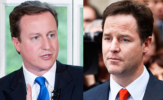 O lder conservador, David Cameron ( esq.), e o liberal democrata, Nick Clegg: partidos negociam acordo