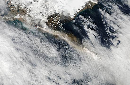 Imagem de satélite da nuvem de fumaça do vulcão islandês; cerca de 40% dos voos foram afetados