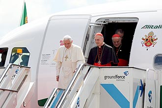 Em Portugal, papa Bento 16 muda o tom e admite que a Igreja Catlica precisa reconhecer o pecado e a grave crise de pedofilia