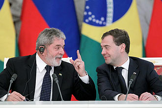 O presidente Lula ao lado do colega russo Dmitri Medvedev; falha na tradução evita gafe do brasileiro