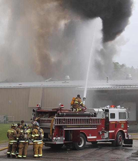 Bombeiros tentam conter incêndio em fábrica de armas e munição em Colebrook, no Estado de New Hampshire